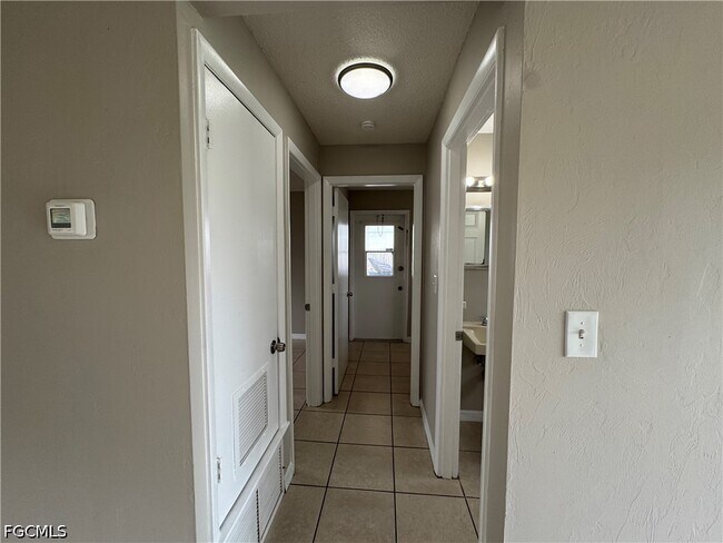 Building Photo - 1112 Gifford Ave S