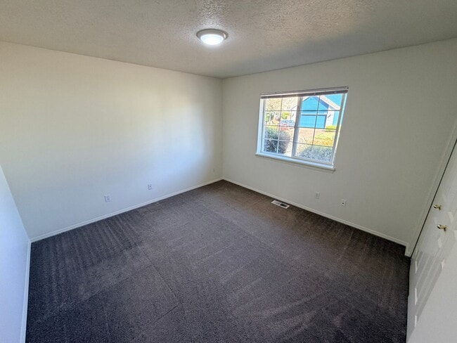 Building Photo - Two Bedroom Duplex in South Salem