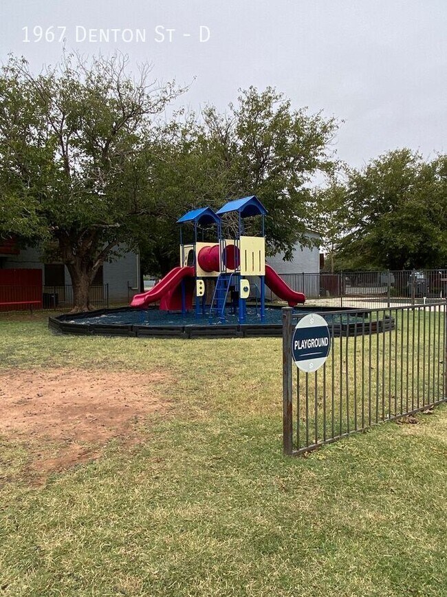 Building Photo - $500 moves you in