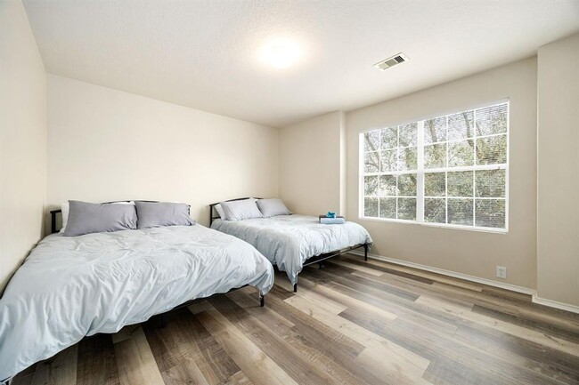 Building Photo - 814 Eagles Glide Dr