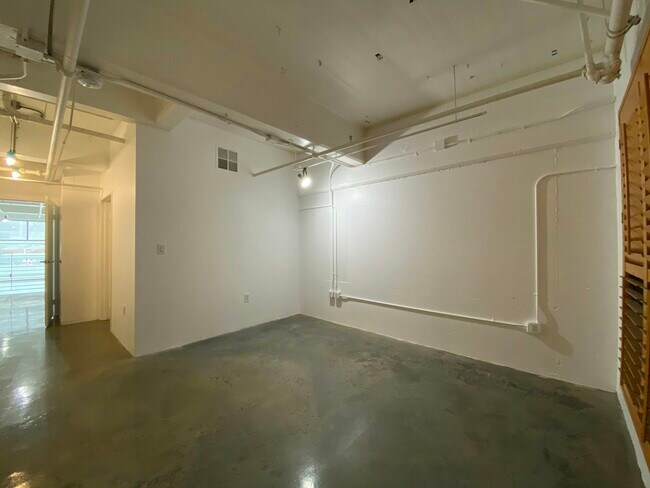 Building Photo - 1130 Flower St