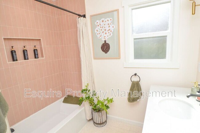 Building Photo - 676 Doris Ave