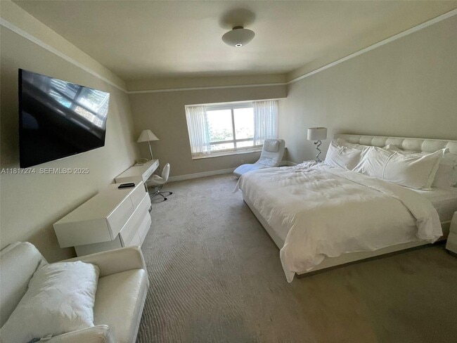 Building Photo - 1435 Brickell Ave