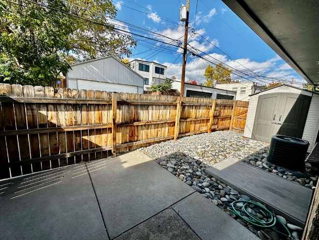 Building Photo - Cozy Home in Sunnyside!