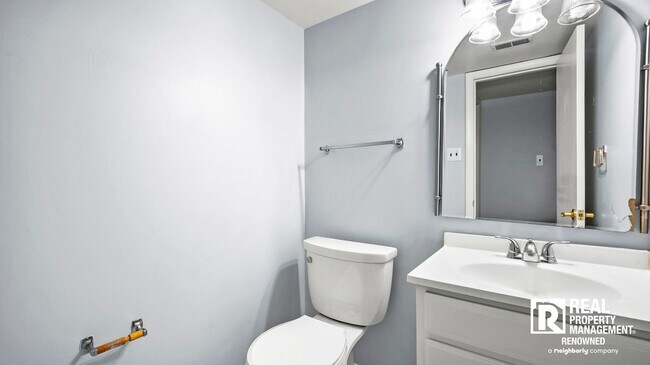 Building Photo - Lovely 4 BR/2.5 BA Split-level in Quite Ne...