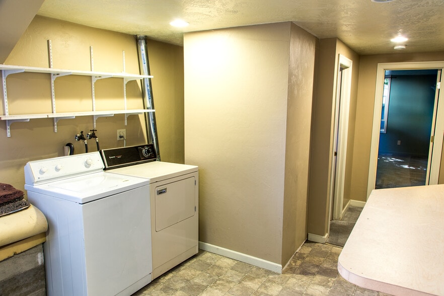 Building Photo - 850 W 11th Ave