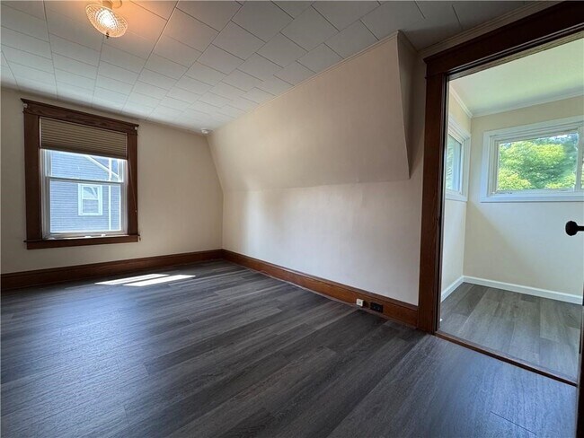 Building Photo - 129 Oakwood Ave