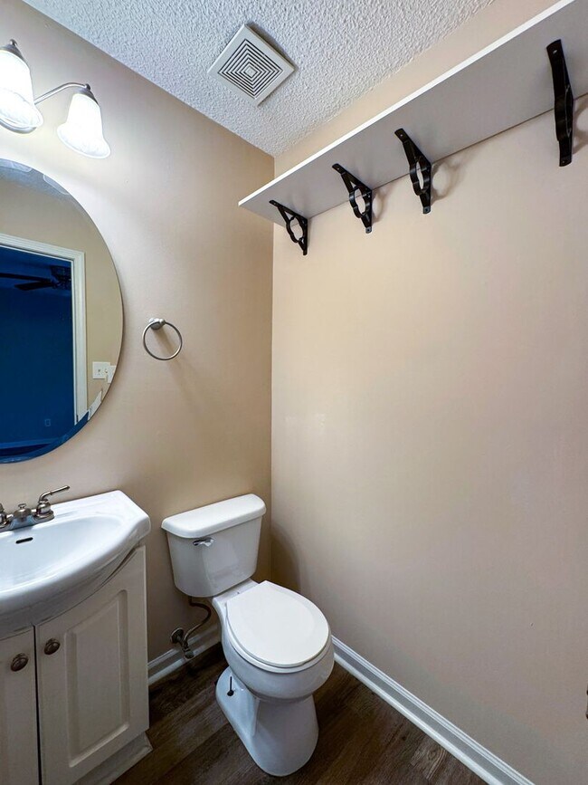 Building Photo - Charming 3 Bed 1.5 bath in College Lakes