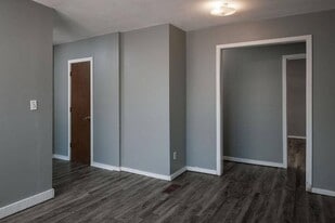 Building Photo - 225 Lexington Rd