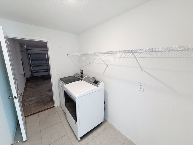 Building Photo - Beautiful 3 bedroom, 2 bath single family home awaits you!