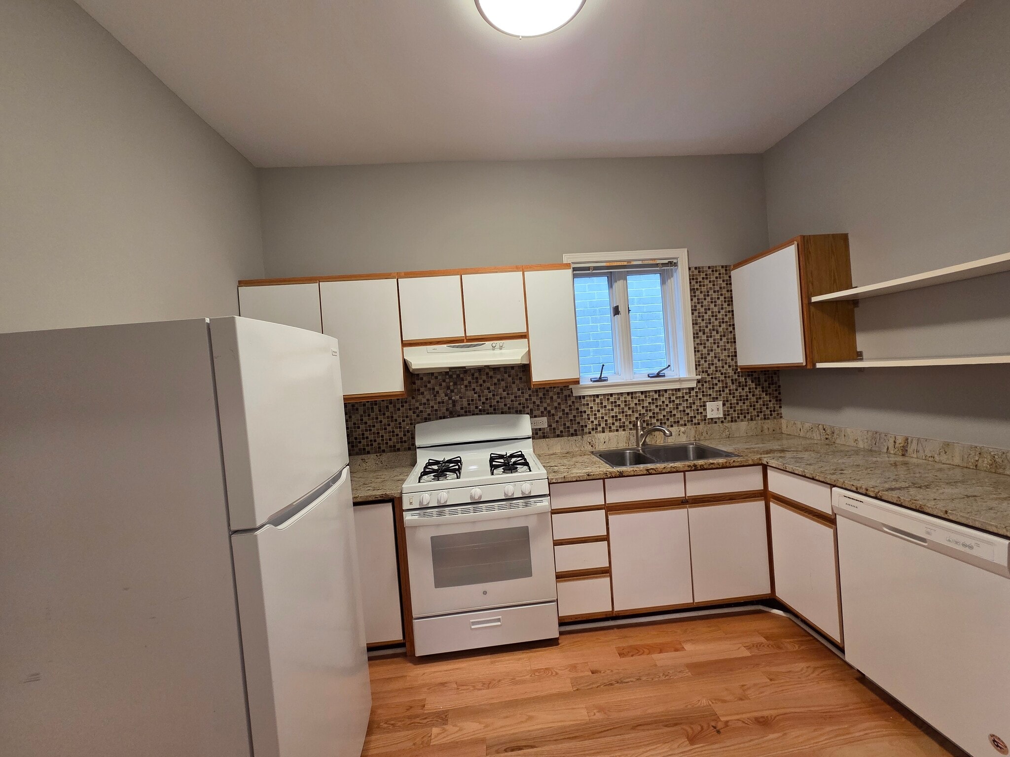 Kitchen - 1229 W Wellington Ave