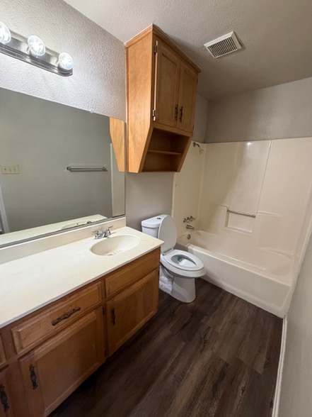 Building Photo - 218 Ave F