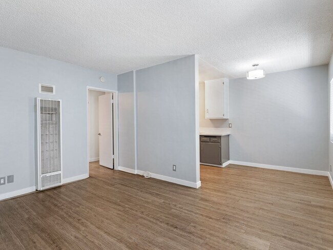 Interior Photo - 539 E 11th Street