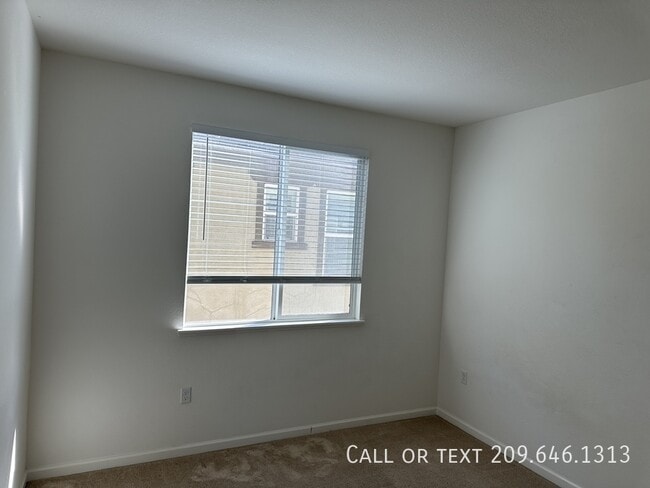 Building Photo - 17624 Monroe Dr