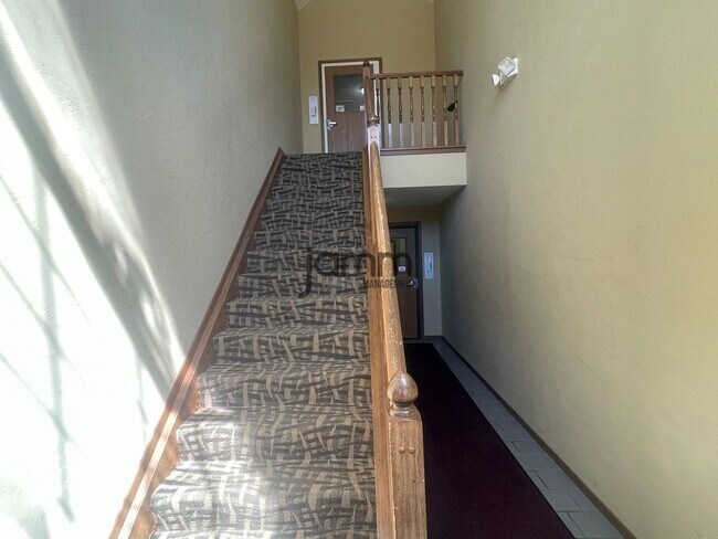 Building Photo - 8671 Scenicview Dr