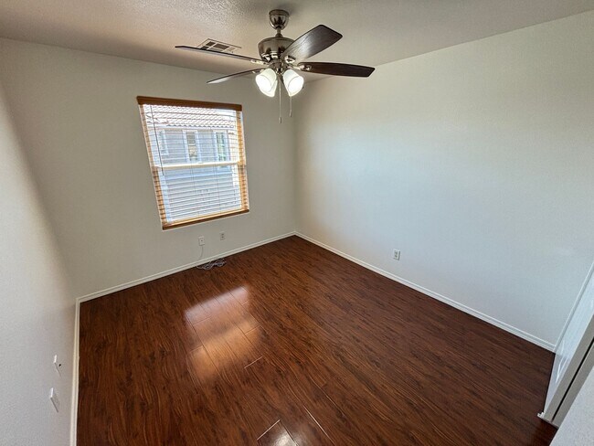 Building Photo - Beautiful 5Bed/2.5Bath/2Car home located near Seven Hills