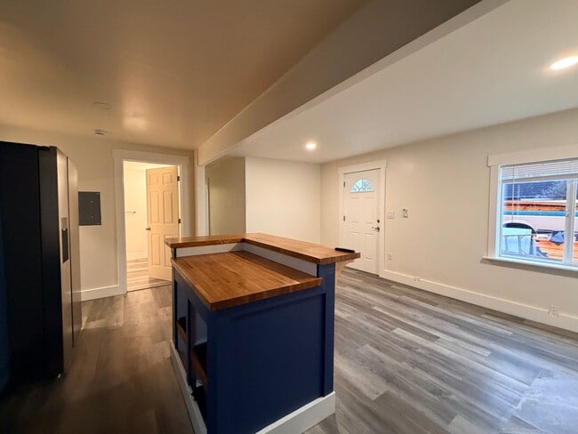Building Photo - Stunning, Newly Renovated 3BR | 1BA