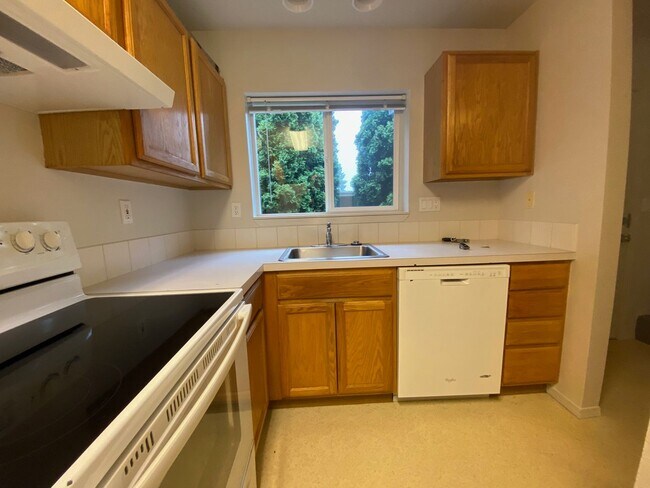 Building Photo - 10420 NE Glisan St