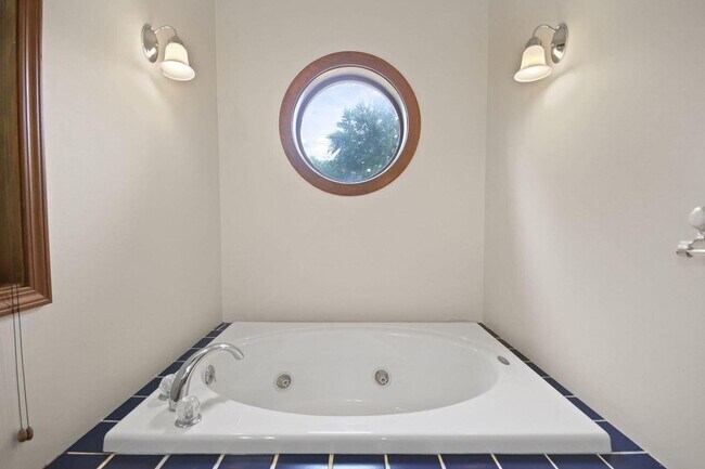 Building Photo - Private 3BR Brick Home with Scenic View