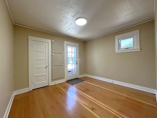 Building Photo - Proctor district home featuring updated ki...