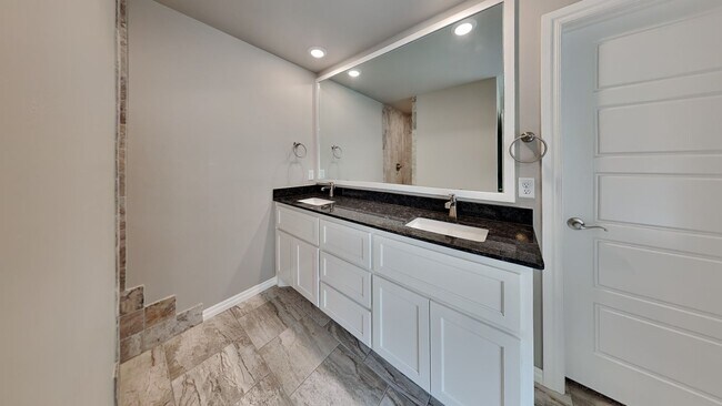 Building Photo - Luxury 5 Bedroom, 3 Bathroom, 3 Car Garage...