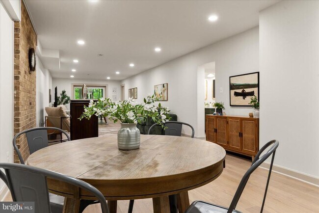 Building Photo - 4386 Lakewood Dr