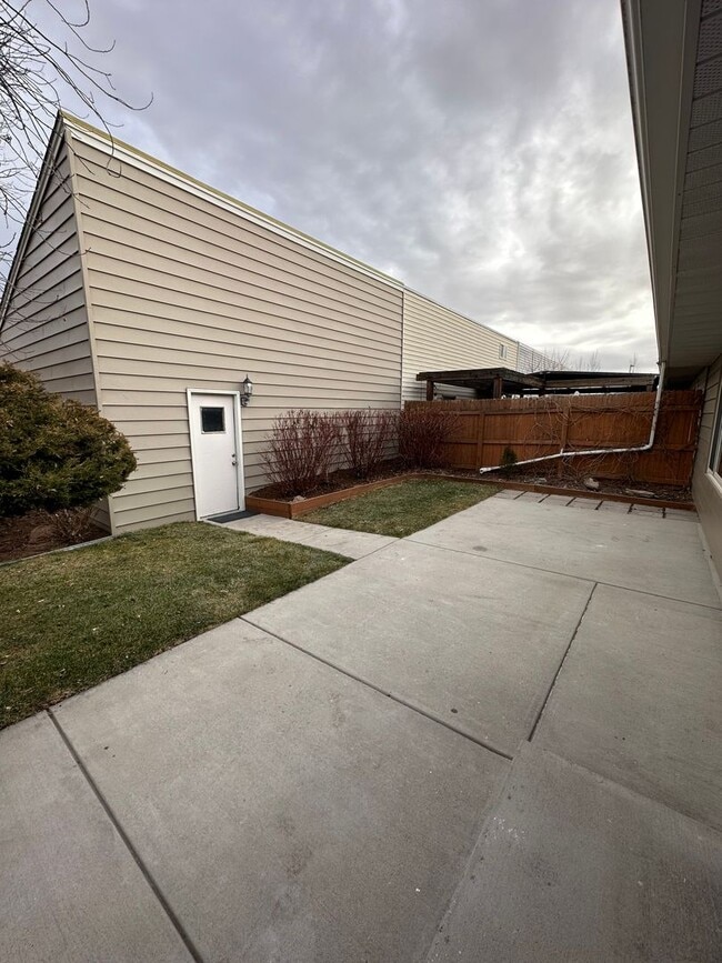 Building Photo - 2 BEDROOM 2 BATHROOM TOWNHOUSE WITH LOFT
