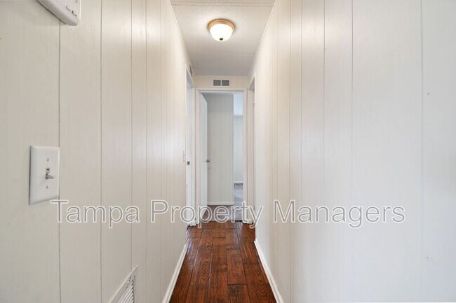 Building Photo - 242 Country Ln