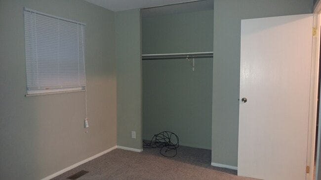 Building Photo - Beautiful single family ranch home located near the mall