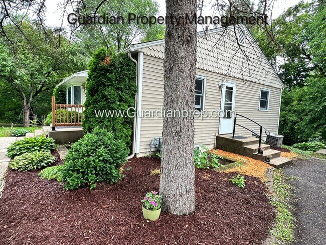 Building Photo - Minnetonka Single Family Home, Corner Lot, Dishwasher, W/D, 1 Car Garage