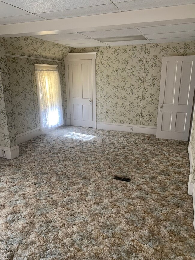 Building Photo - CEDAR FALLS 3BR house w garage, fenced yard, central air