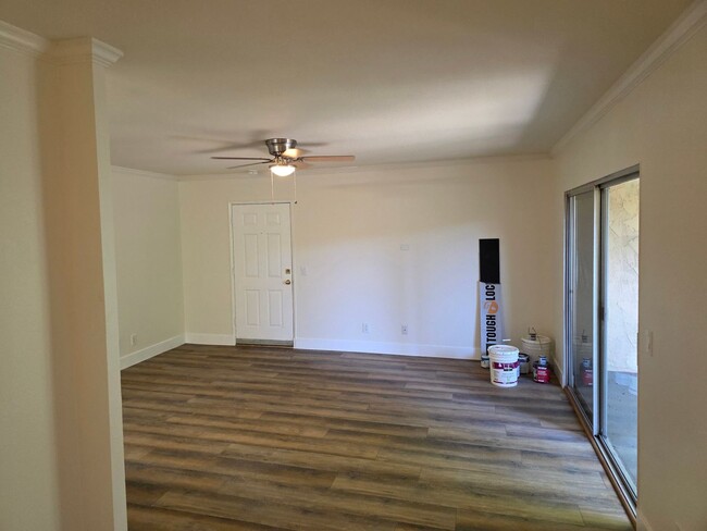 Building Photo - Special!! Newly renovated with new applian...