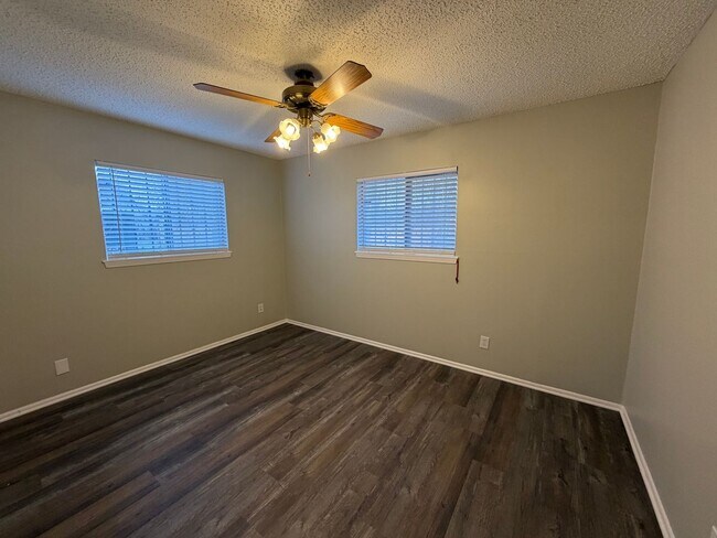 Building Photo - Lovely Single Story 3 Bedroom 2 Bath w/ easy access to Lackland AFB, Sea World, & Shopping