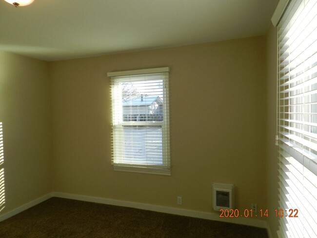 Building Photo - 2 Bedroom / 1 Bathroom Home in Madras Oregon