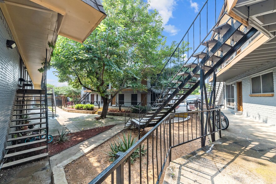 Greenhill Apartments 403 Small Hill Dr Grand Prairie TX 75050