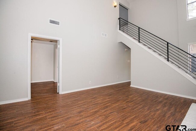 Building Photo - 5917 Hollytree Dr