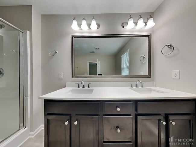 Building Photo - 364 Eastfair Dr