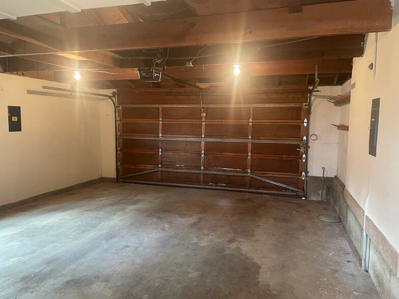Automatic Garage Door - 17135 SE Royer Rd