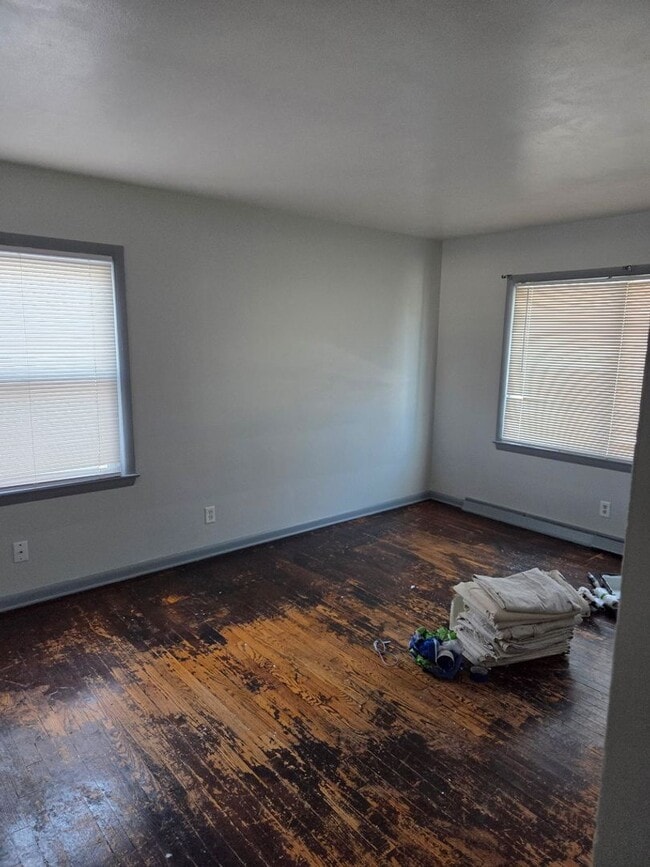 Building Photo - Large 4-Bedroom Single Family Home, Quiet Neighborhood. Available January 1st!