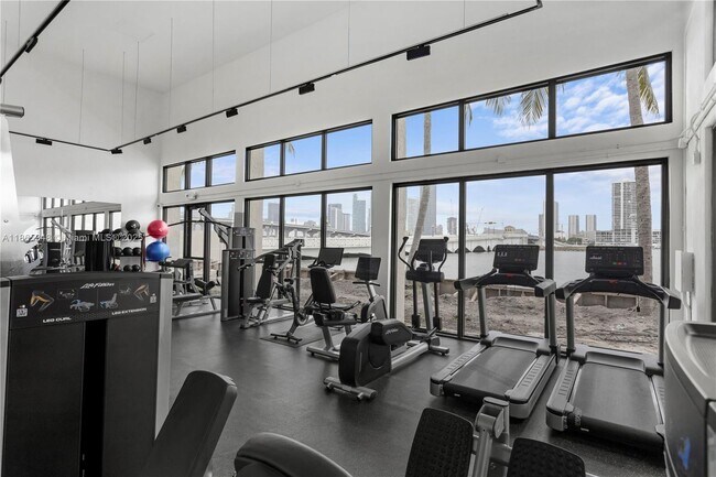 Building Photo - 801 N Venetian Dr
