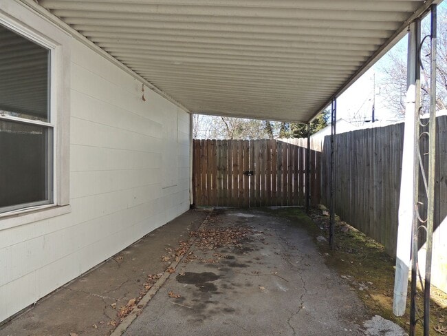 Building Photo - Two bedroom, one bath home is South Knoxville