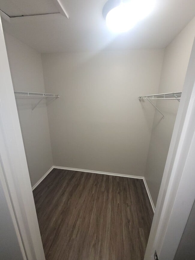Building Photo - Loft style 1BR, open floor plan! Spacious!