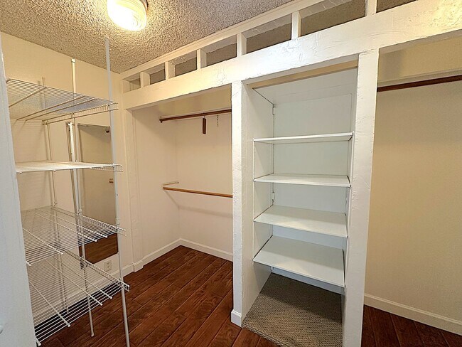 Building Photo - BEAUTIFUL 3 BDRM/2BATH ENCINO HOME
