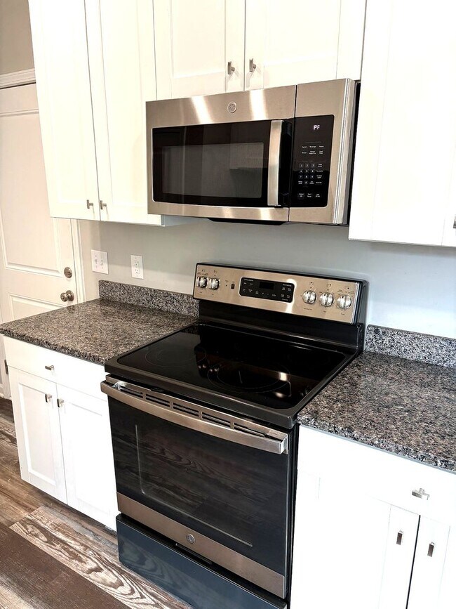 Building Photo - Beautiful 3BR 2.5BA Home w/ Full Appliance Kitchen • Garage Parking in Shelby