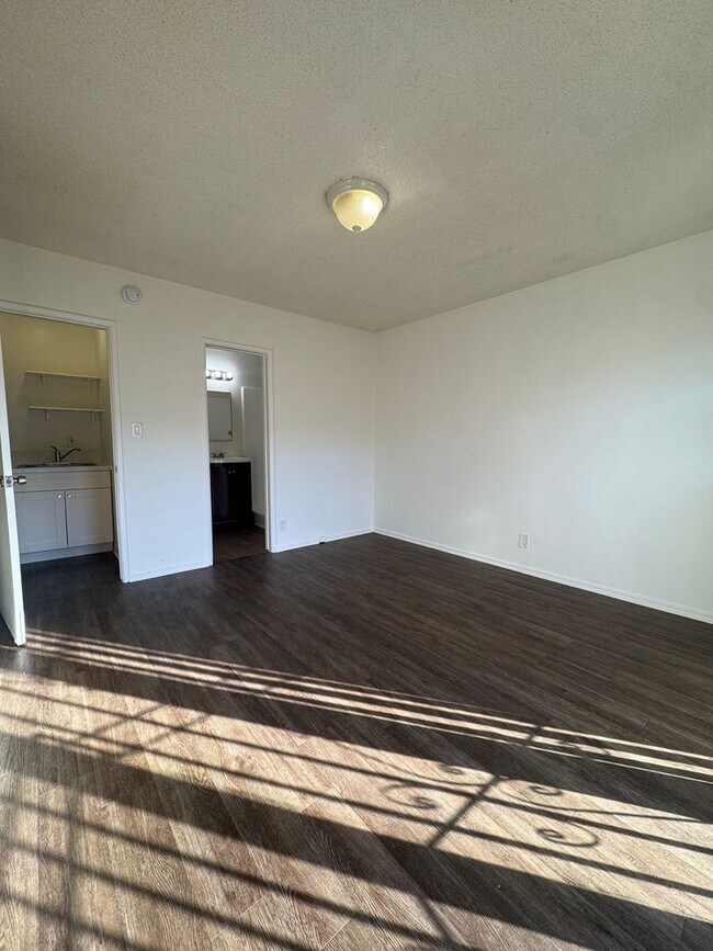 Interior Photo - 917 Centinela Ave