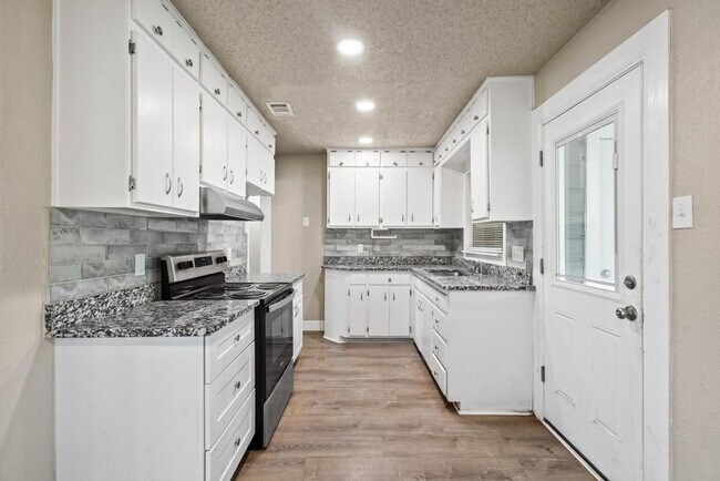 Building Photo - 1708 N Woods St