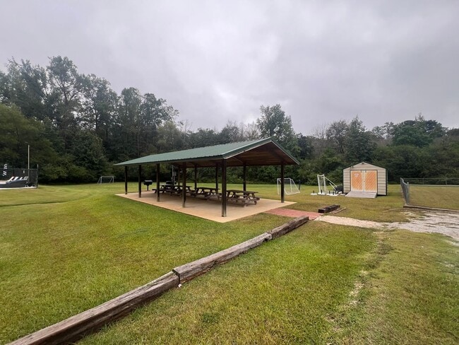Building Photo - 3 bedroom 2 bathroom single level home in ...