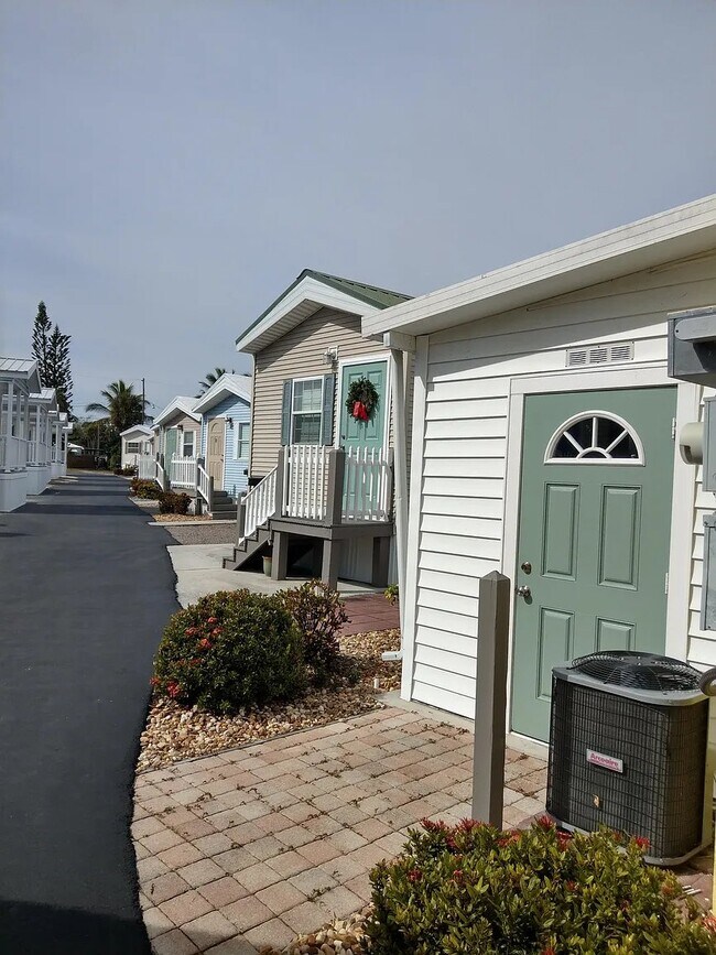 Building Photo - 2580 NE Indian River Dr