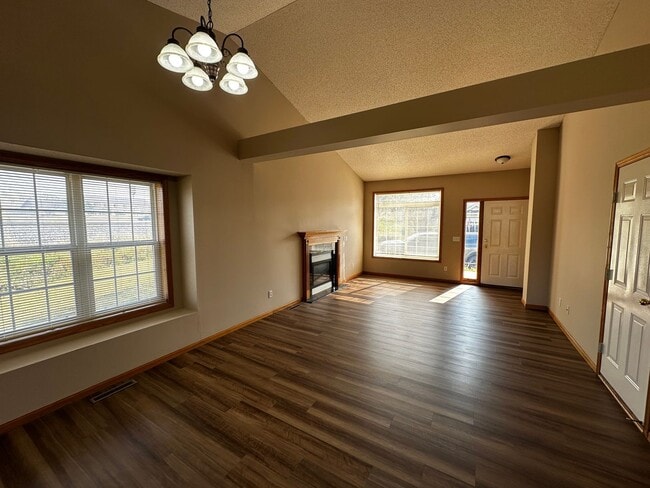 Building Photo - 402 Creekside Dr