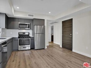 Building Photo - 846 S Mariposa Ave